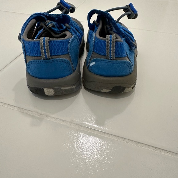 Keen kids water shoe - blue with black and grey camo sole - size 10c - Picture 2 of 4